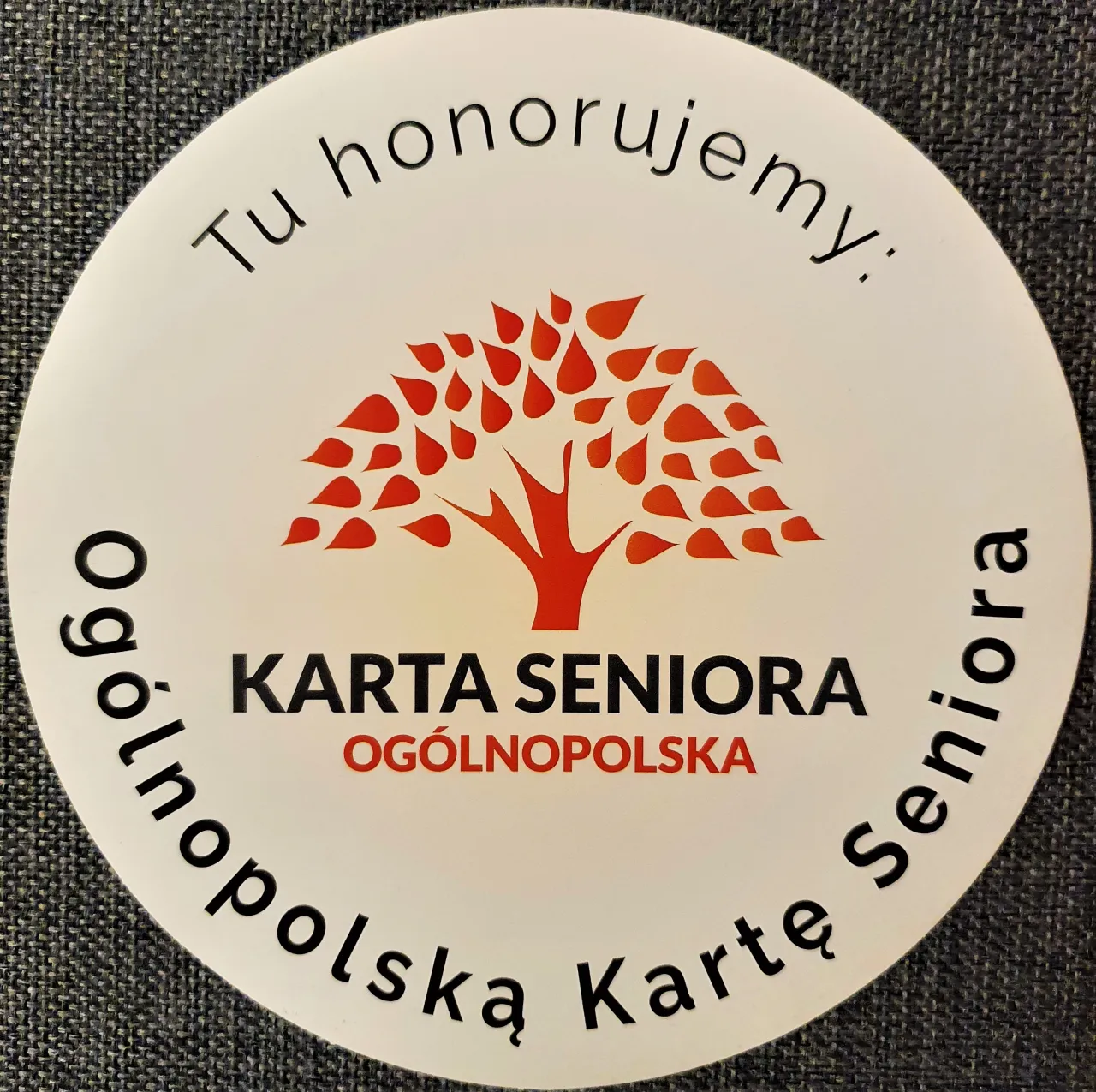 Tu honorujemy Ogólnopolską Kartę Seniora naklejka