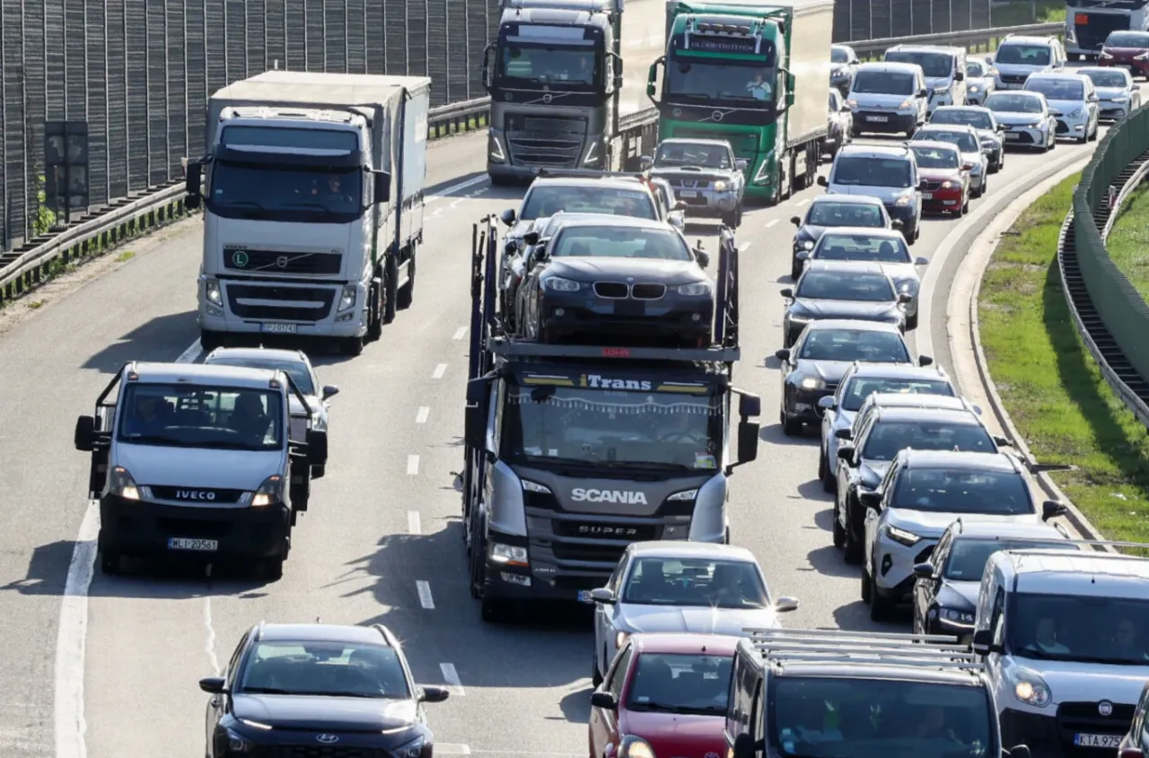 Korek na trasie Krak&oacute;w-Katowice. Ciężar&oacute;wki i samochody osobowe stoją w długiej kolejce.