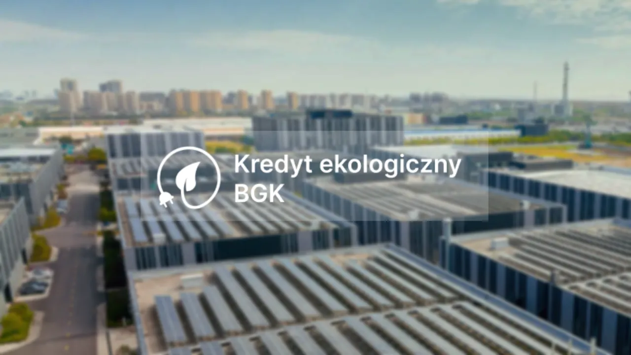 Nowoczesne budynki z panelami słonecznymi. Napis: Kredyt ekologiczny BGK.