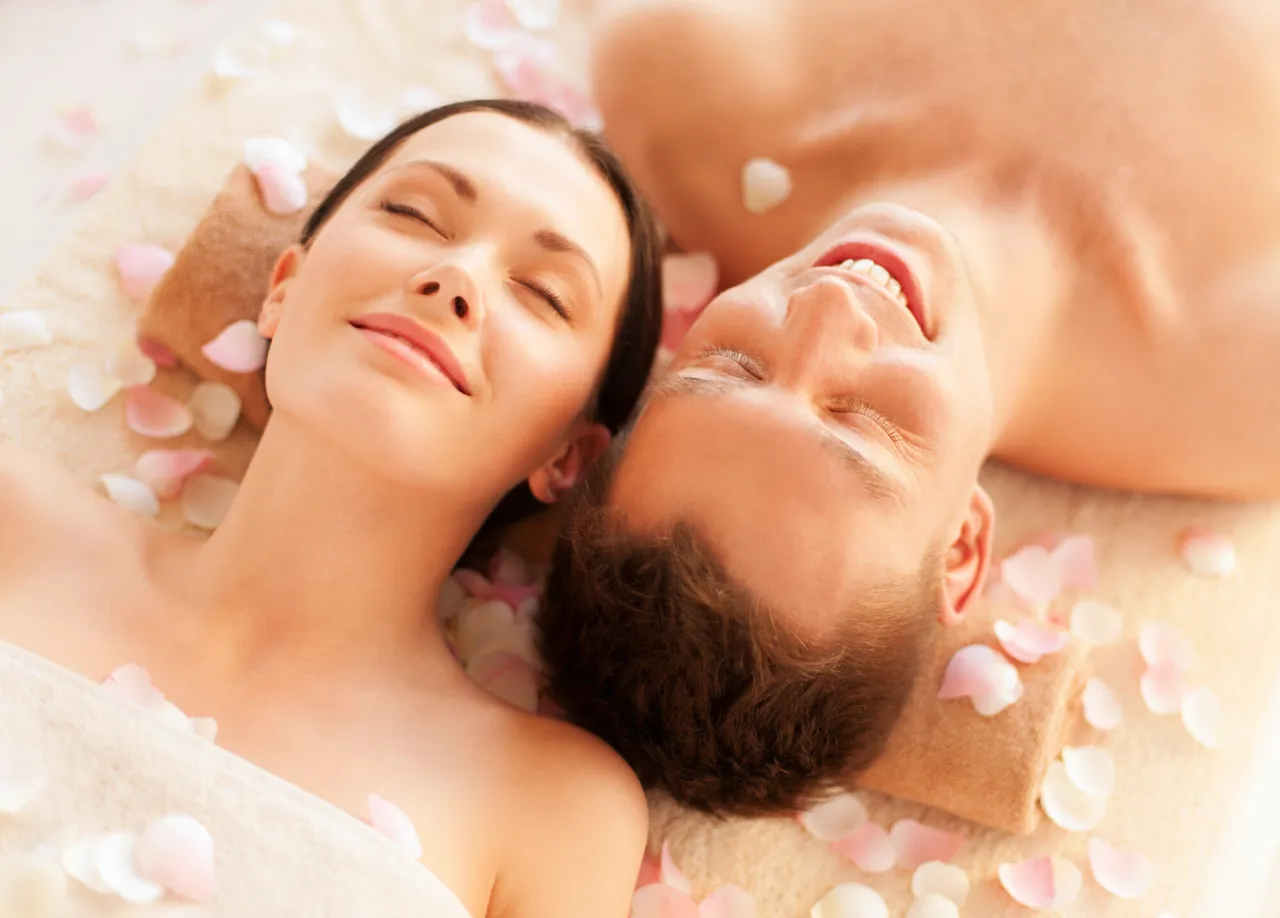 Romantyczna para w spa, relaks w jacuzzi