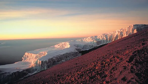 Kilimandscharo Gipfel bei Sonnenaufgang mit Gletschern