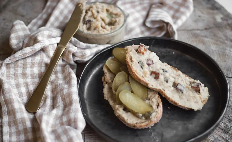 wegański smalec na chlebie
