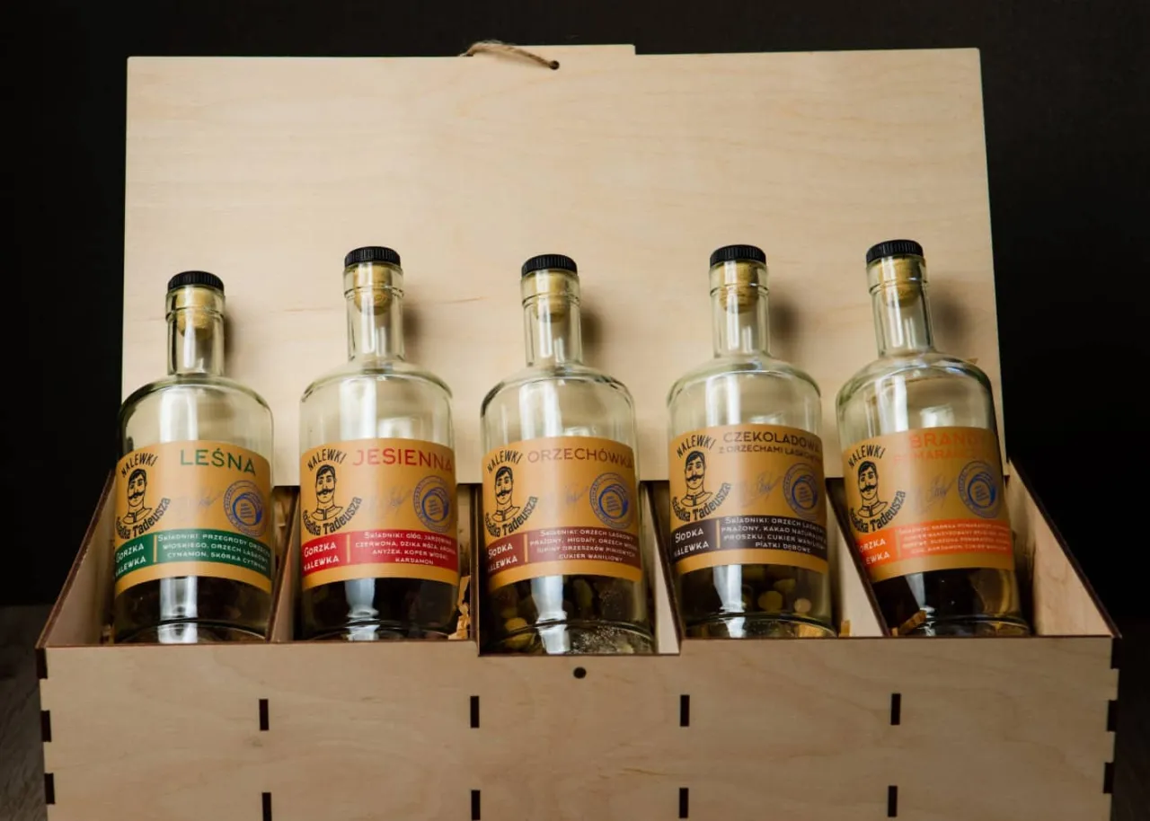 r&oacute;żne butelki alkoholu do nalewek spirytus w&oacute;dka