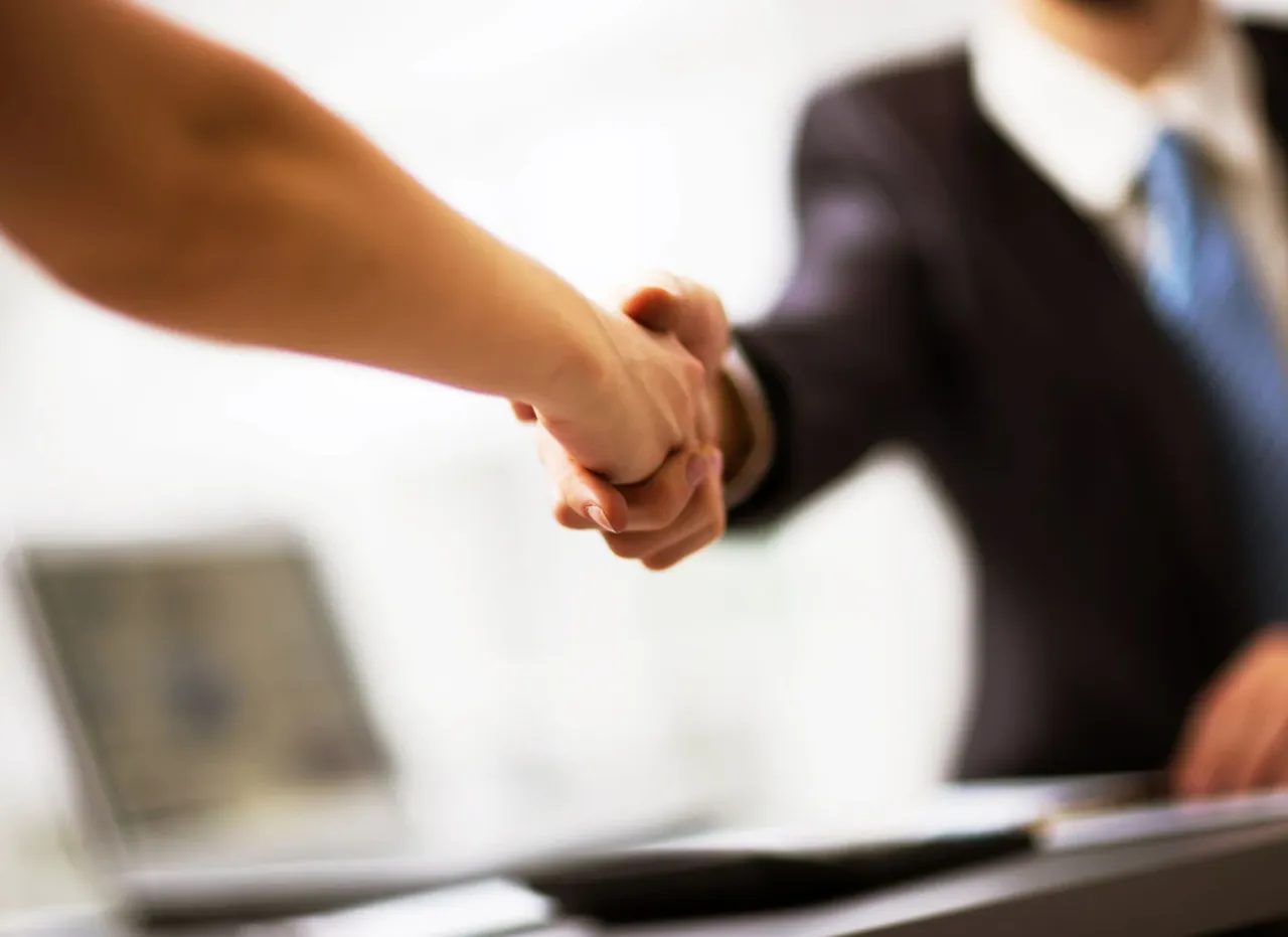 Błędy w mowie ciała na randce: słaby uścisk dłoni, naruszenie przestrzeni osobistej