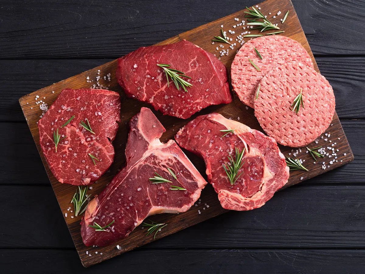 różne kawałki wołowiny na burgery antrykot rostbef łopatka szponder