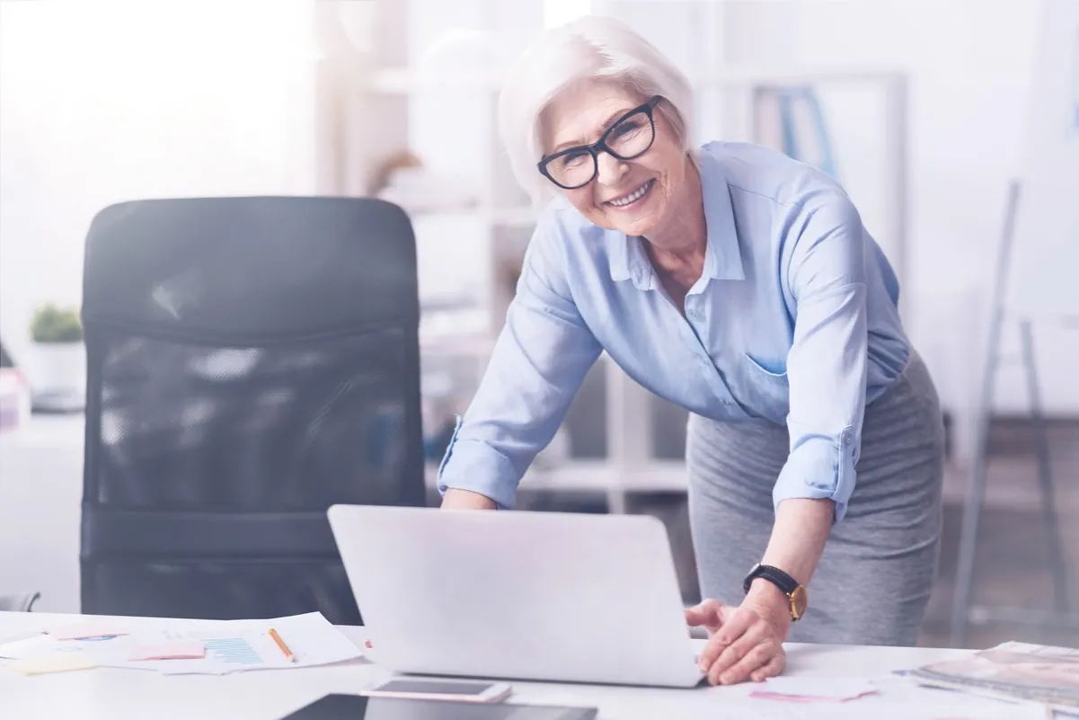 emeryt dorabiający praca biuro laptop