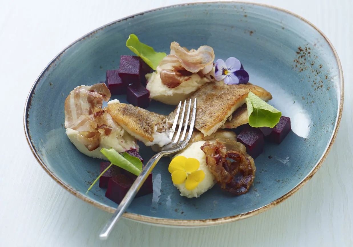 smażony pstrąg z dodatkami na talerzu