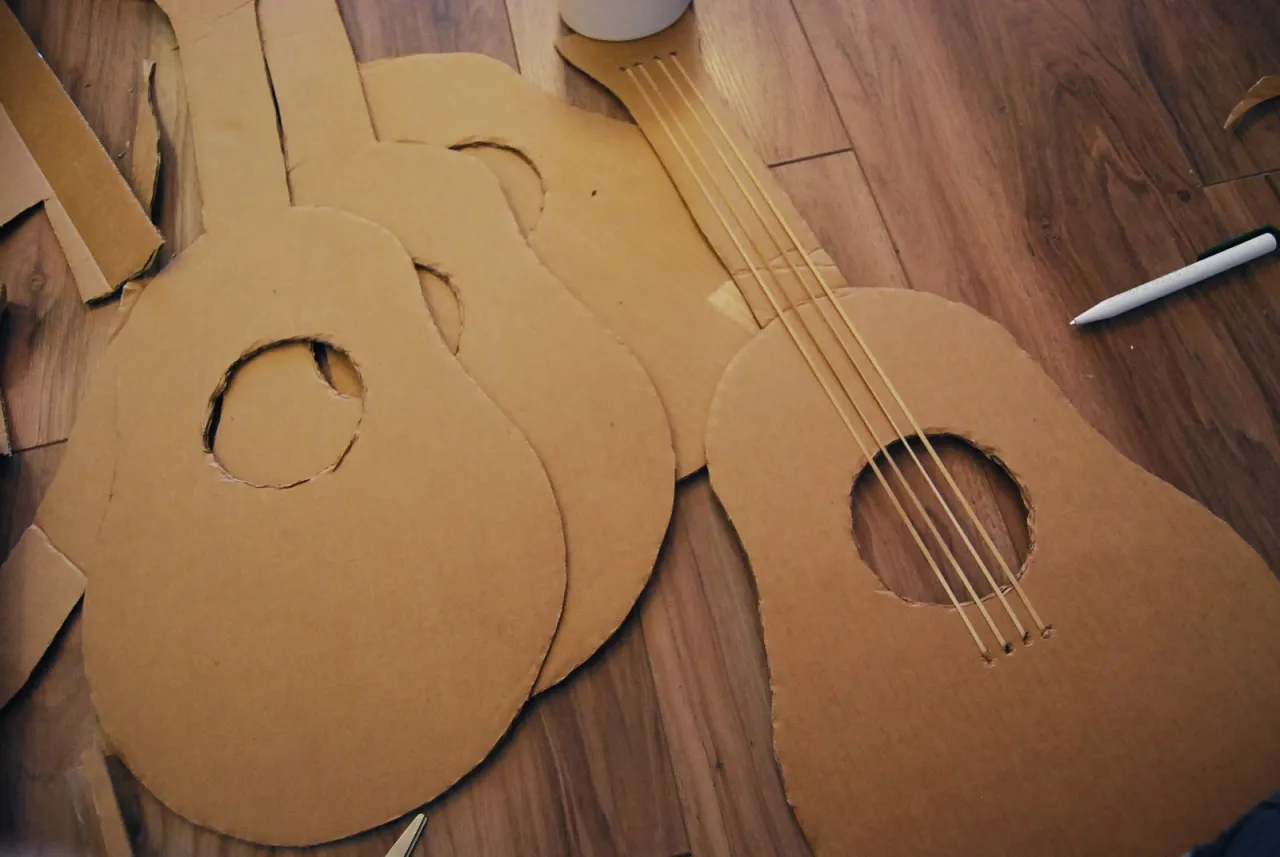 gitara z kartonu inspiracje dekoracje