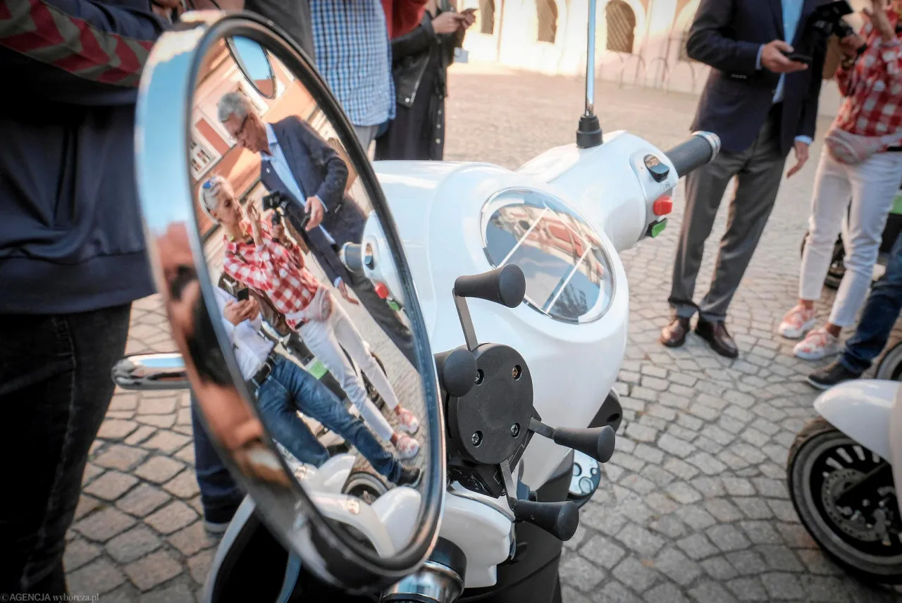 Zdjęcie Czy motorowerem można jeździć po ścieżce rowerowej? Sprawdź przepisy!