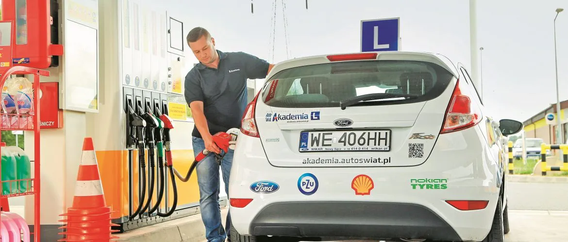 samoch&oacute;d na stacji paliw tankowanie