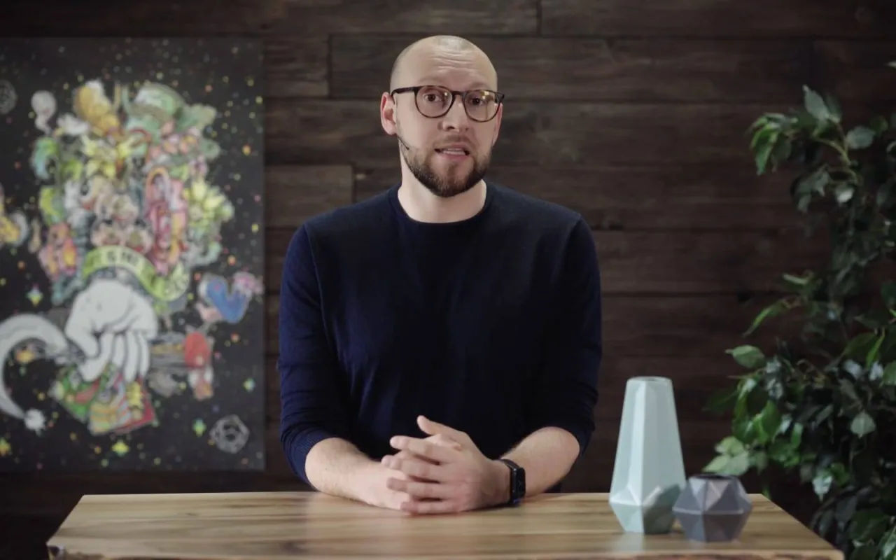 Osoba wybierająca narzędzia do rozwoju, ikony książek, kurs&oacute;w, aplikacji