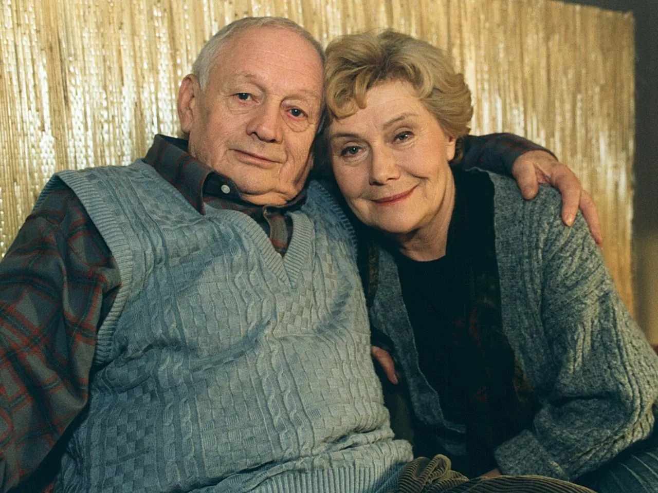 Para starsza, uśmiechnięta, przytulona. Ich miłość jak tekst piosenki, ponadczasowa.