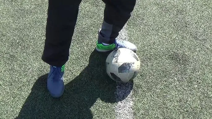 Piłkarz przyjmujący piłkę wewnętrzną częścią stopy