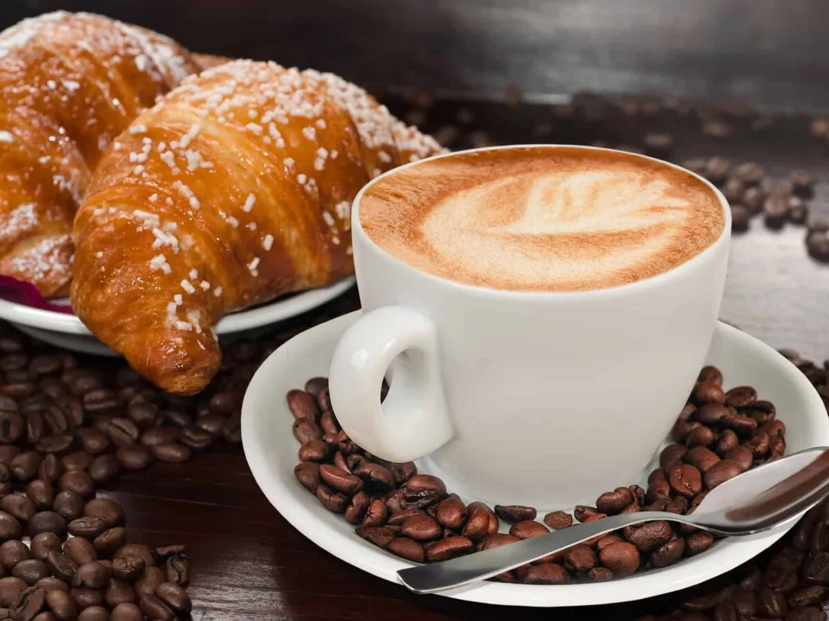 Kawa i croissant lub kawa i czekolada