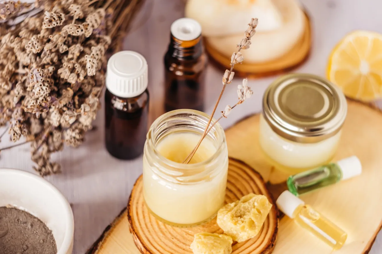 kobieta w ogrodzie zbierająca zioła