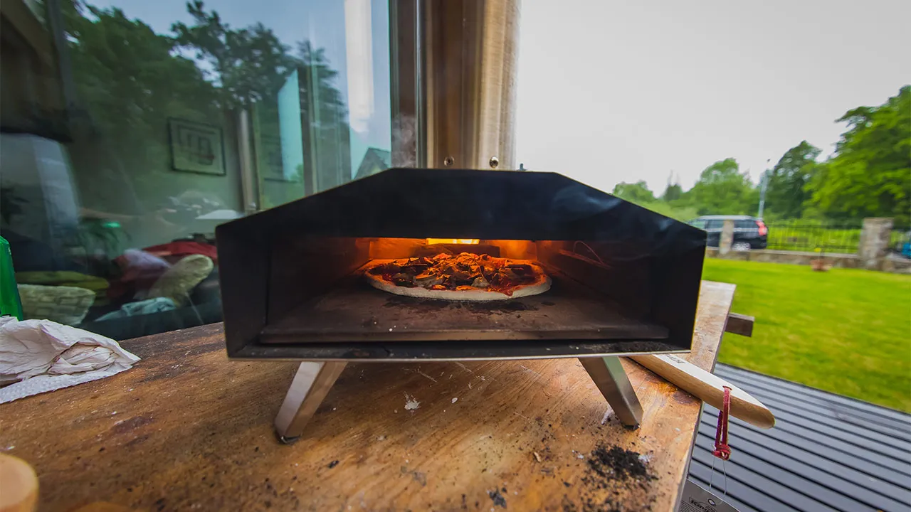 Różne typy pieców do pizzy domowych (elektryczny, gazowy, opalany drewnem)