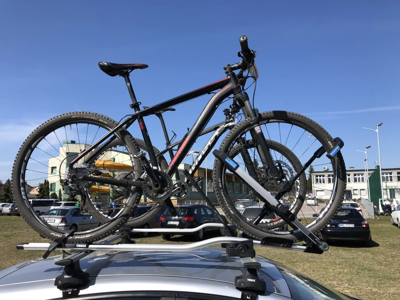 Dwa rowery g&oacute;rskie na dachu samochodu, gotowe na wycieczkę.