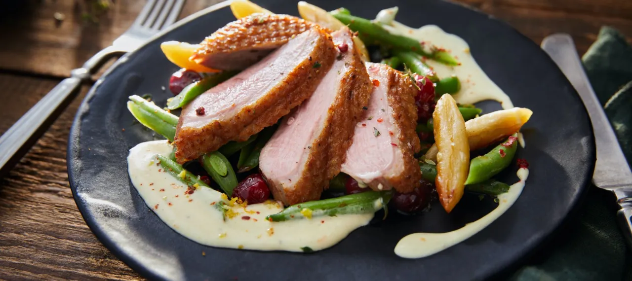 herzhaftes Hauptgericht mit Fleisch auf einem Teller angerichtet