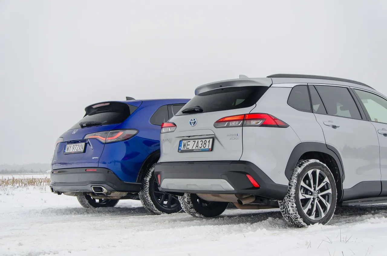 Por&oacute;wnanie hybryd: niebieska Honda CR-V e:HEV i srebrna Toyota Corolla Cross Hybrid na śniegu. Kt&oacute;rą wybrać?