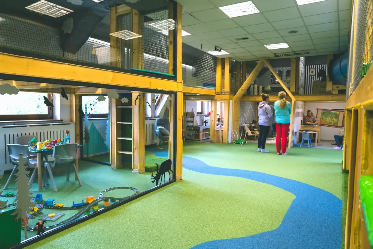 Przykładowa sala zabaw dla dzieci z podziałem na strefy