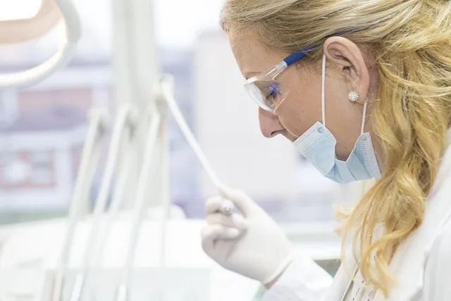 Zdjęcie Jak zwracać się do dentysty, aby uniknąć niezręcznych sytuacji?