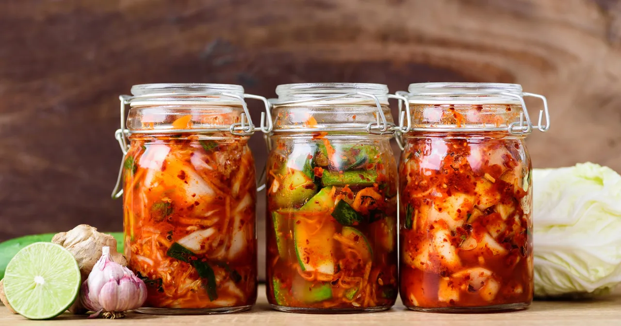 Kimchi w misce lub słoiku