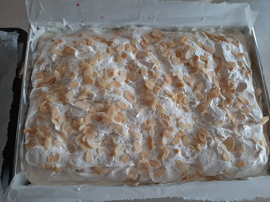 składanie ciasta Malinowa Chmurka