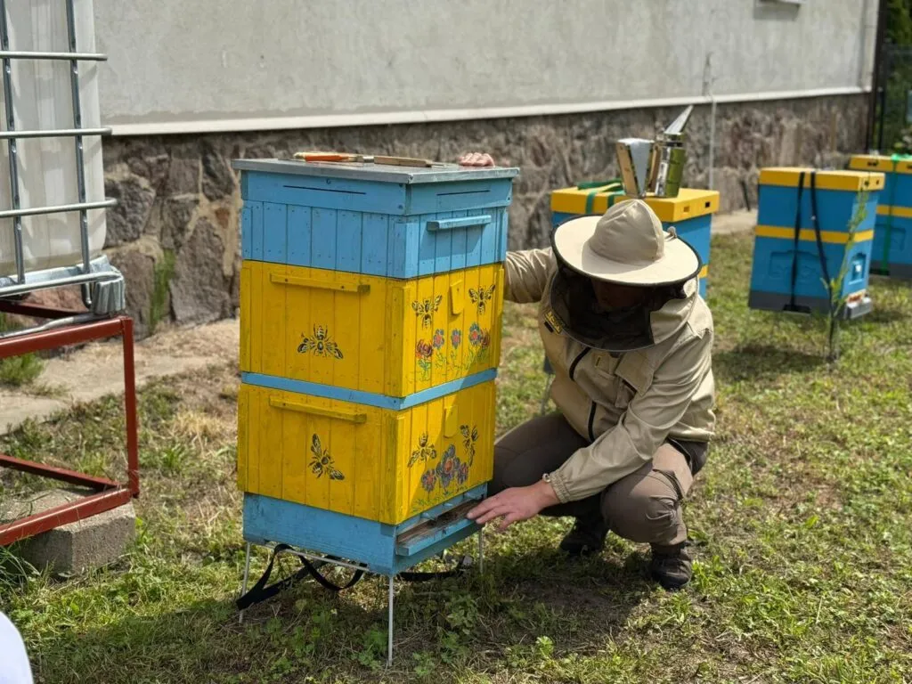 Pszczelarz przy ulu dla dzieci