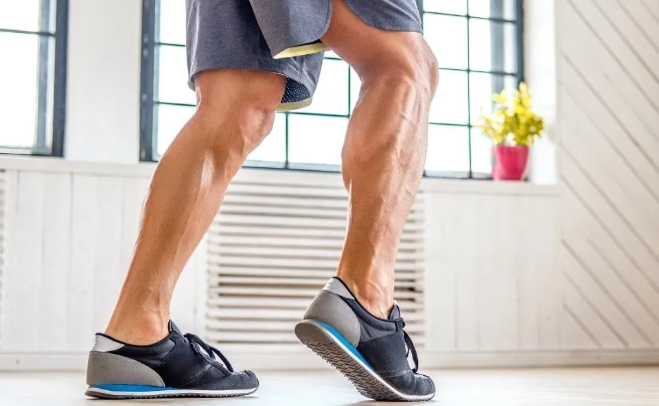 Mężczyzna goli nogi sport higiena estetyka