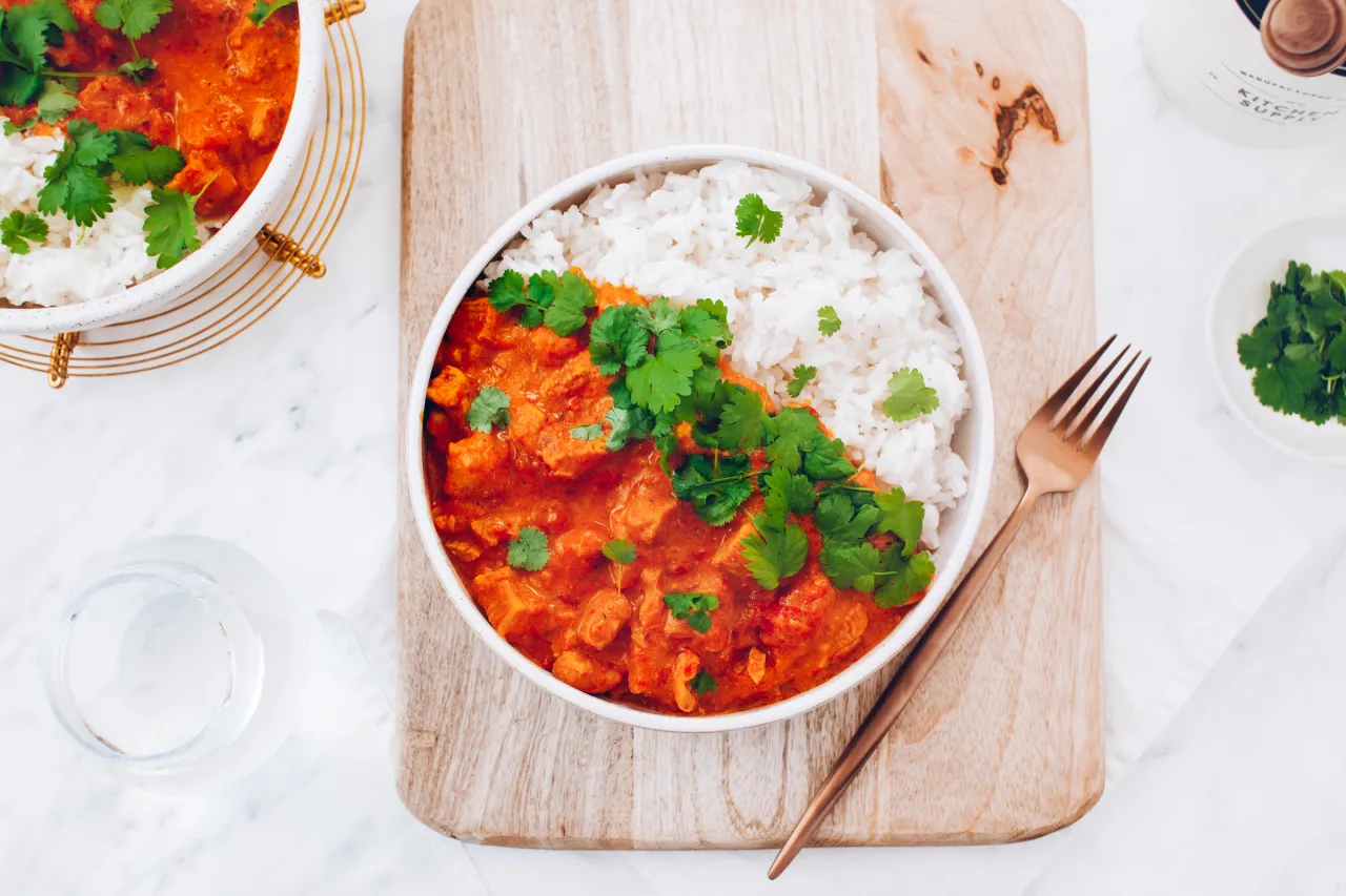 Kurczak curry z ryżem na talerzu