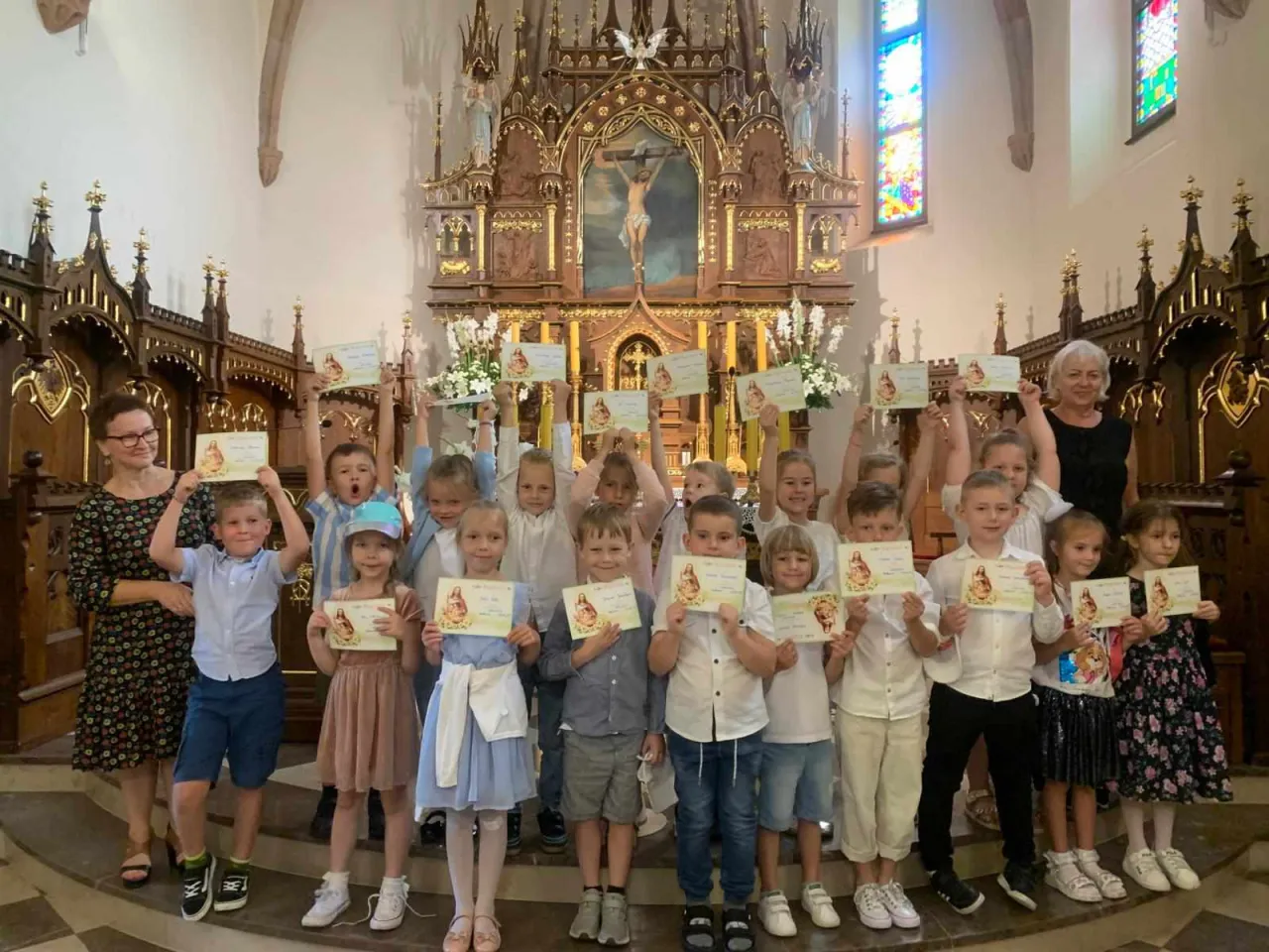 dzieci w kościele na katechezie