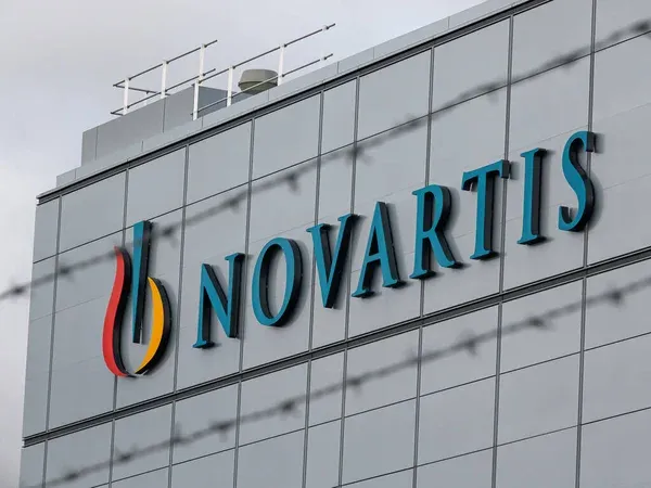 Novartis logo i budynek firmy