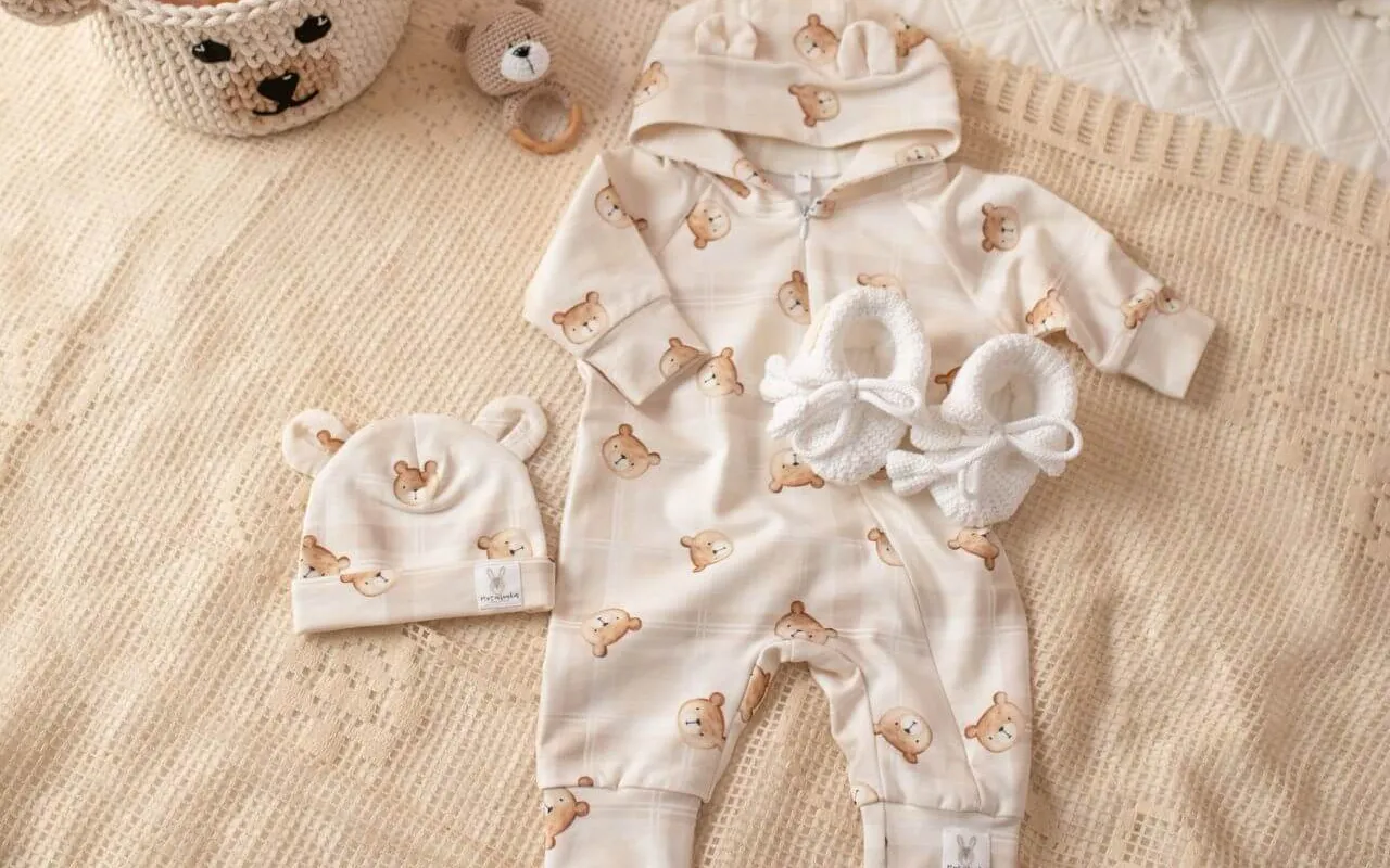 Uroczy kombinezon dla noworodka z misiami i czapeczka. Idealny komplet na pierwsze dni maluszka.