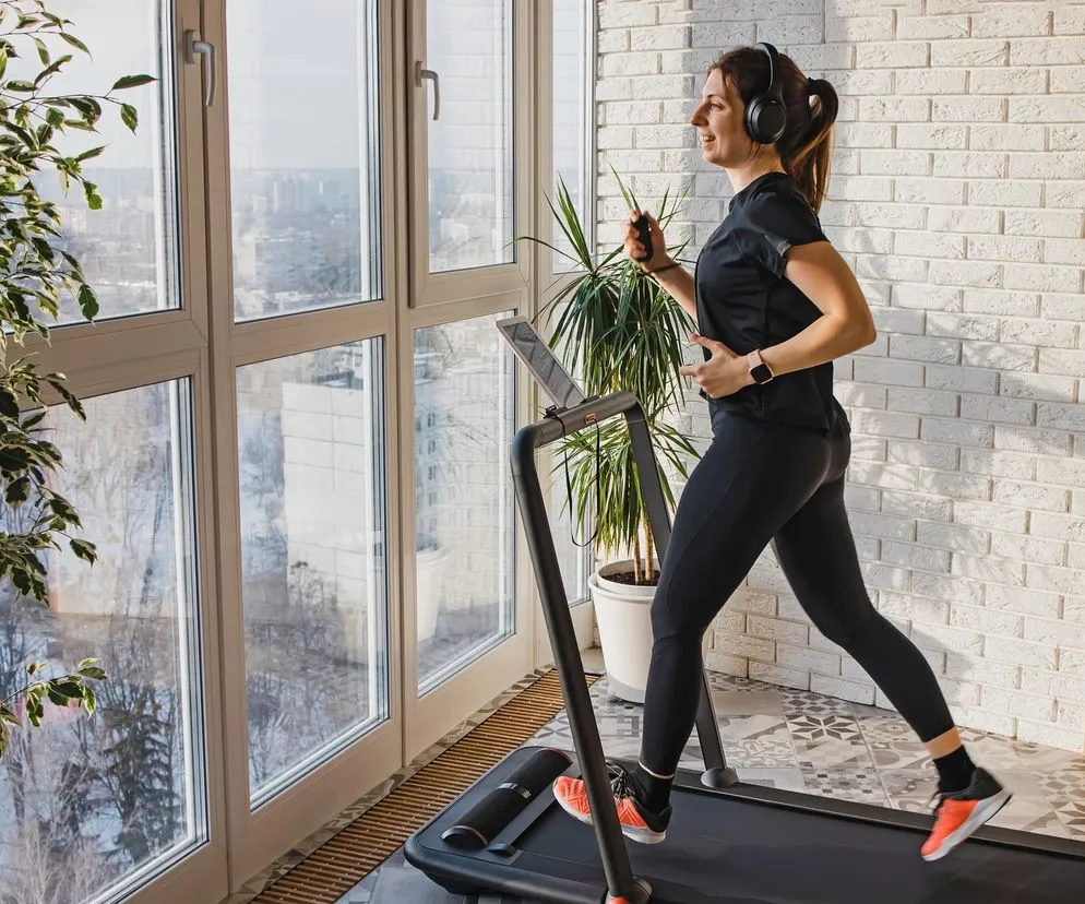 osoba biegnąca i osoba na rowerku stacjonarnym