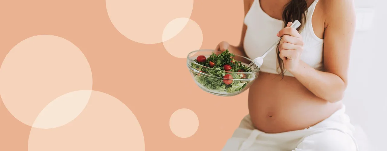 kobieta w ciąży pije wodę, lekkostrawna dieta w ciąży