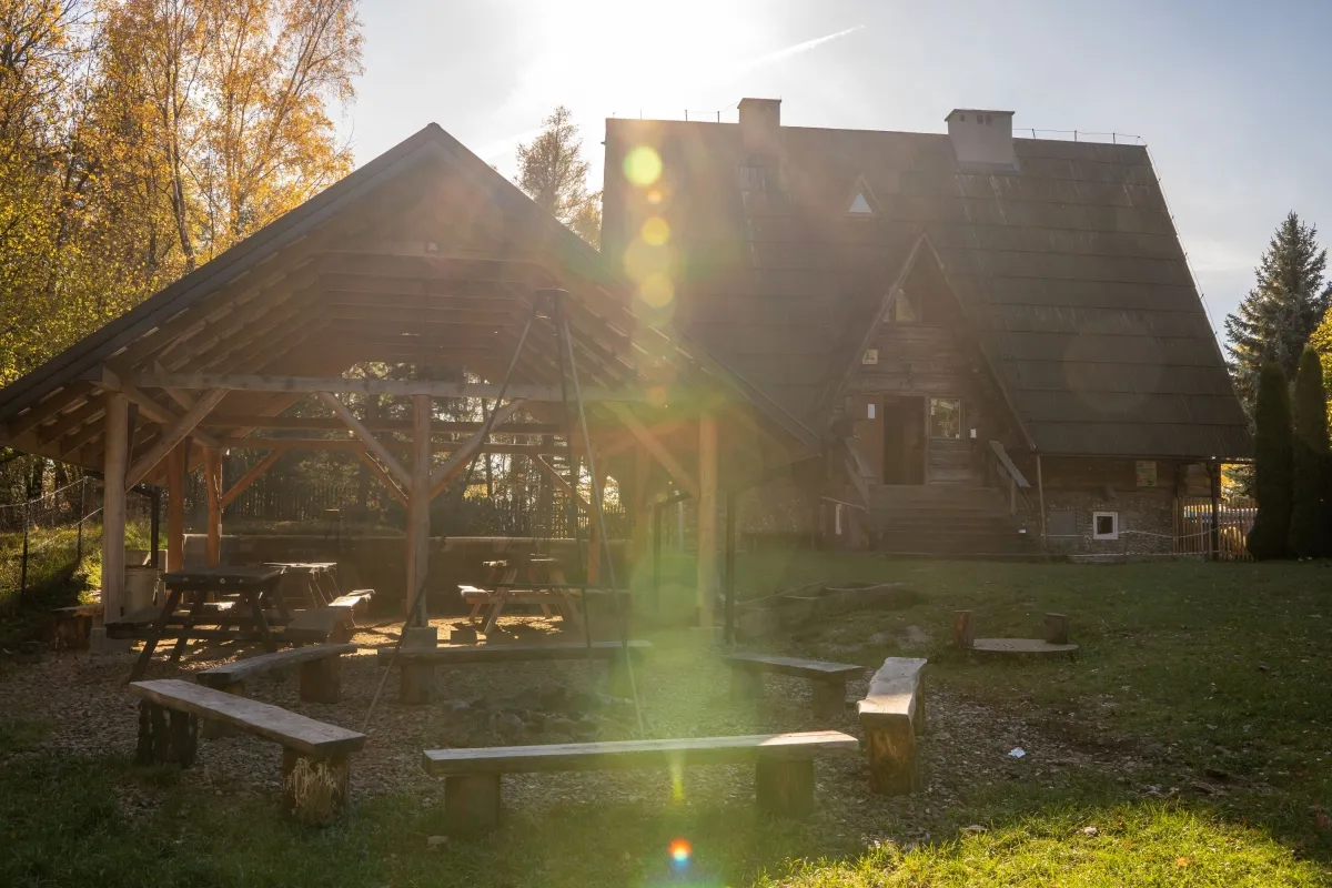 Drewniana bac&oacute;wka w Jodł&oacute;wce Tuchowskiej, zadaszona wiata z ławami i stołami, obok chaty. Idealne miejsce na odpoczynek.