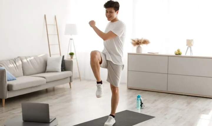 osoba biegnąca w miejscu w domu