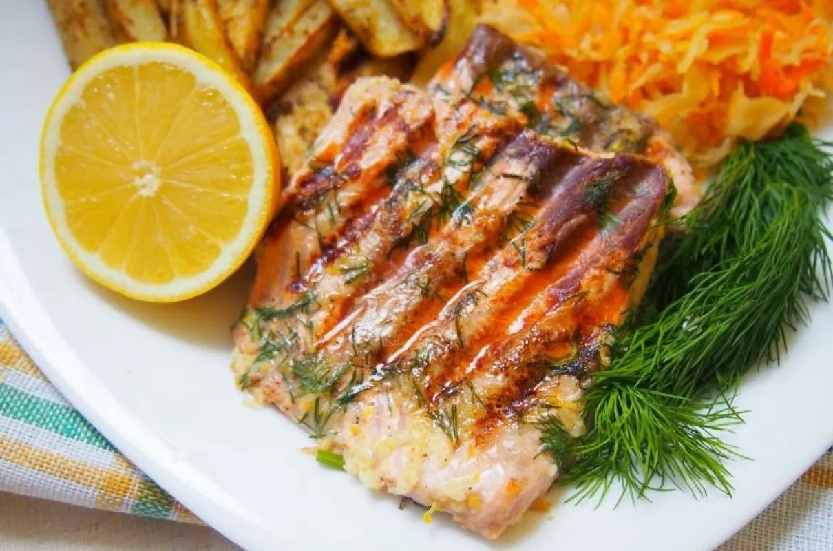 Świeży łosoś z ziołami i cytryną