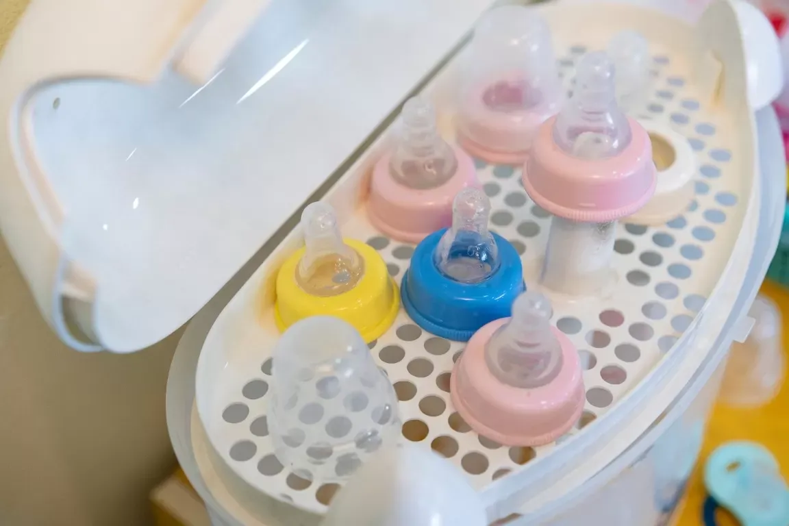 przechowywanie wyparzonych smoczków w pojemniku