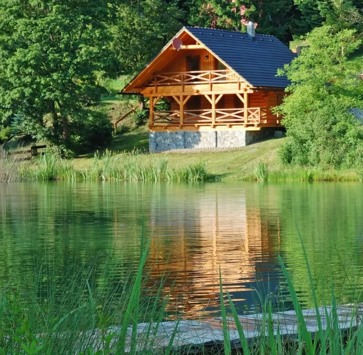 różne typy domków nad jeziorem