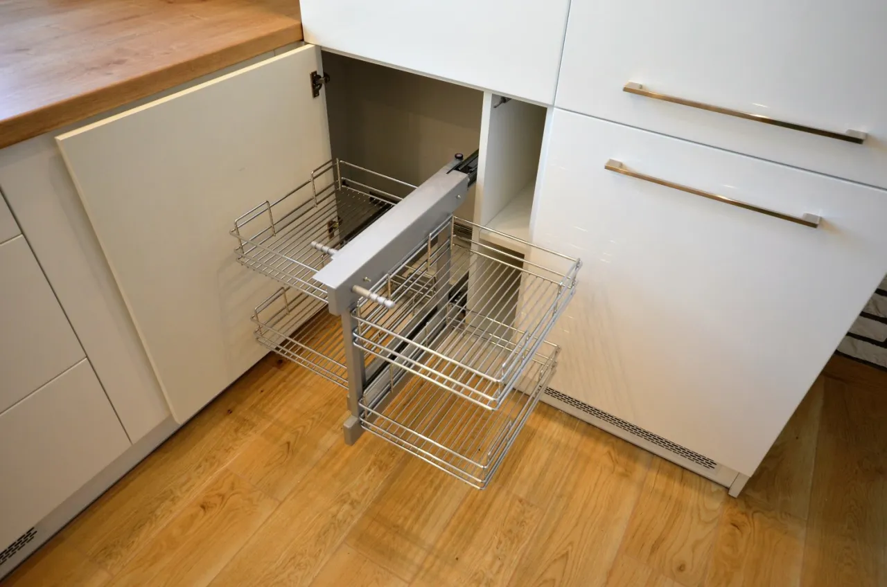 montaż systemu magic corner w szafce narożnej