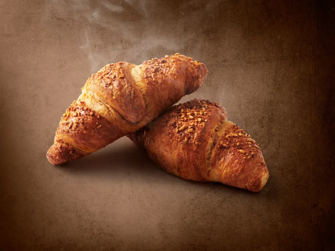 Dwa chrupiące croissanty z orzechami. Zastanawiasz się, ile kalorii ma croissant z Lidla?