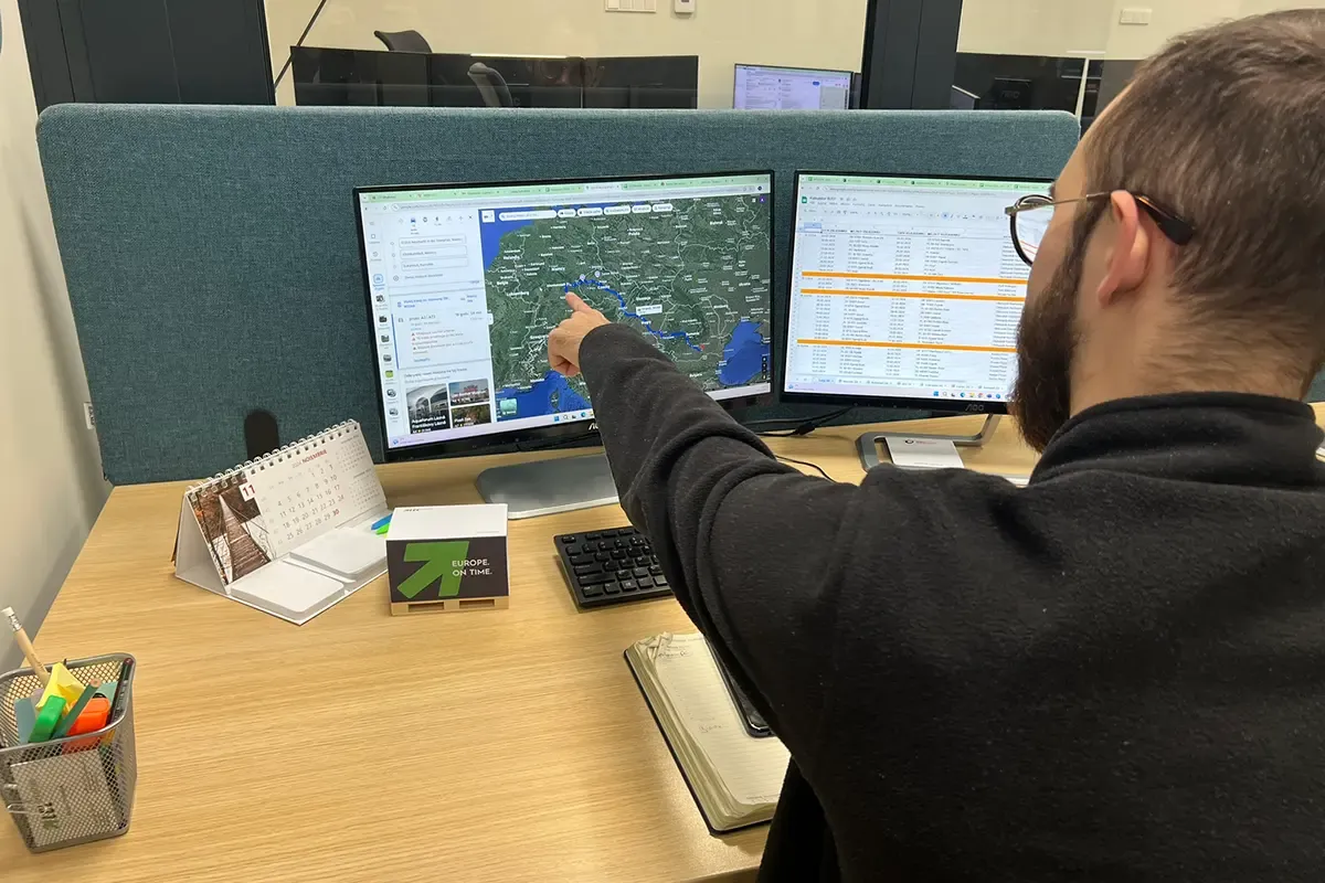 spedytor przy komputerze z mapą