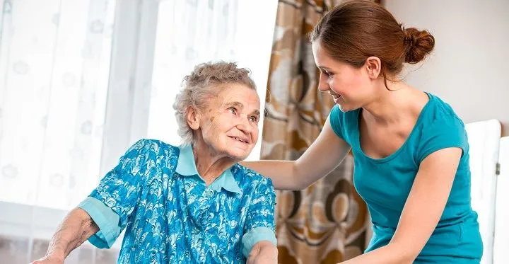 Opiekun i osoba z Alzheimerem razem wykonują proste ćwiczenia