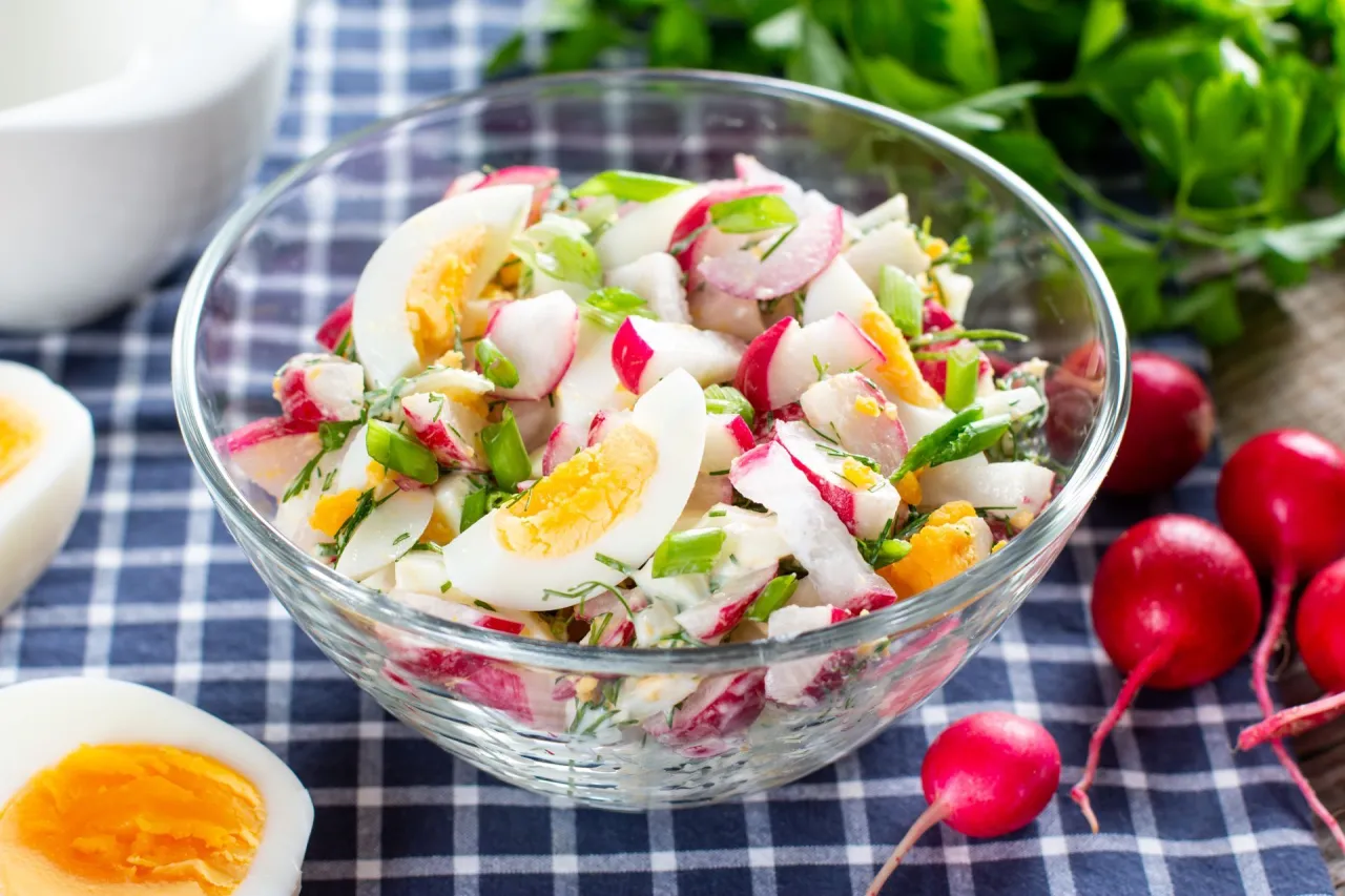 sałatka z rzodkiewki z jajkiem i ogórkiem