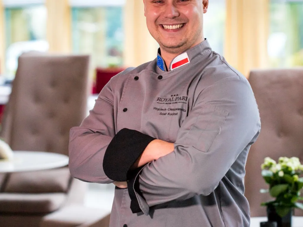szef kuchni w hotelowej kuchni