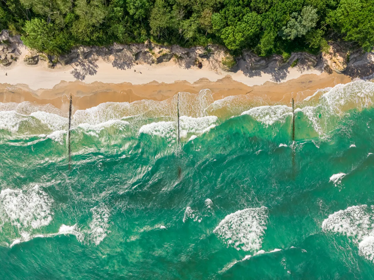 różne typy plaż w Polsce, np. szeroka plaża zachodnia, plaża z klifem, plaża miejska