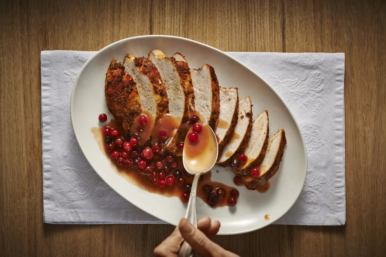 Gotowanie sosu żurawinowego w rondelku