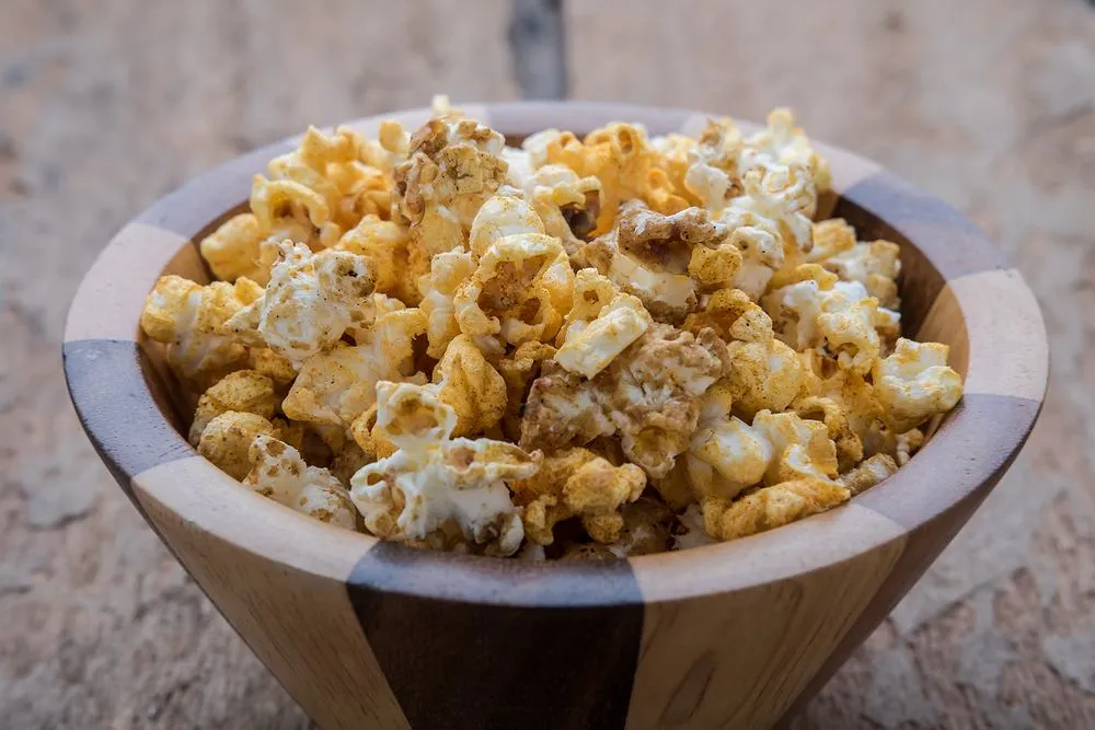 Popcorn z różnymi dodatkami: solony, karmelowy, serowy