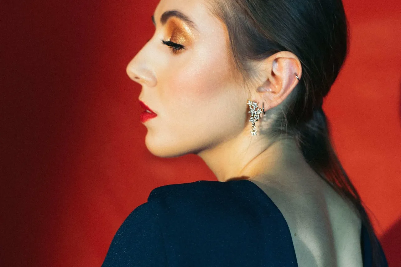 makijaż do granatowej sukienki blondynka brunetka